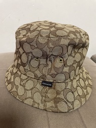 Coach 經典老花 C7982 漁夫帽 側邊 Logo 標籤