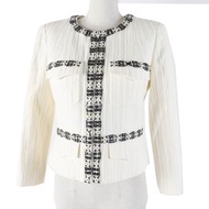 成色極佳的香奈兒 (CHANEL) 03P P21247 棉麻混紡斜紋軟呢外套，飾有 Coco 標誌和串珠，顏色，象牙白/黑色，38 碼，法國製造，女款