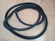 ยางขอบกระจกประตู  SUNPHA 80830- 50Y00. นิสสัน  NISSAN. B13. หน้า  ขวา.   ราคา  490 บาท