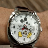日本帶回原廠配那海款米奇手錶 男女可戴。大錶面造型突出 秒針設計是米老鼠轉盤 只有一隻，特價販售中