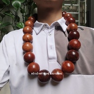 The fragrant rosewood Buddha recitation rosary has a huge bead size, 4 cm in diameter