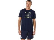 2023 上半季 asics 亞瑟士 快速排汗 男用 網球鞋印花 短袖T恤 運動上衣 (2041A253-400)