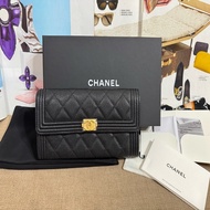 CHANEL 黑金荔枝牛皮BOY信封長夾  膜在