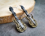 吉他耳環是音樂家或調酒師的奇怪有趣可愛的音樂首飾