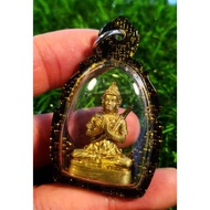 泰国佛牌 【百胜人缘坤平将军】🔥 🔥 🔥 🔥 🔥 🔥 🔥 泰南北大年府顶尖四大高僧之一龍婆Prom，佛历2555 (2012年) 龍婆Prom法力巅峰时期制作开光 🔥  这属于立尊型坤平将军佛牌背面带