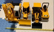 德國製 Bruder Cat 工程車輛玩具 1/16 Cat 挖土機  $280  1/16 Cat 履帶式推土機  $250  1/16 Cat 鏟泥機  $200  1/16 Cat 壓路機  $