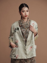 (JUN) CNY 2026 เสื้อเบลเซอร์ สีเขียว ปักลายปลาทอง รุ่น Morin