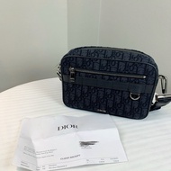 Dior黑色型格刺繡男裝包包 輕鬆日常配搭，簡單型格 尺寸：23*6*15 配件：收據