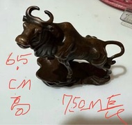 銅牛雕塑品。長約7.5公分高約6.5公分，貨品在捷運新埔站附近。