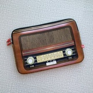 美國 WILLPOWER 復古收音機造型 手提電腦 收納袋