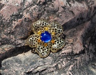 圓形藍寶石、黃色藍寶石和鑽石花卉設計金吊墜