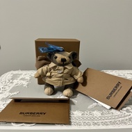 BURBERRY《全新》經典風衣小熊吊飾 Thomas Bear｜可站可坐｜全配｜附台北百貨購證