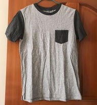 (J12) 男童~UNIQLO 灰色圓領休閒短袖棉T恤~150 cm~99元起標~~