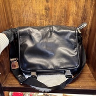 Prada 黑色皮革郵差包