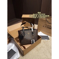 P275 Airplane Box ️ Size 25 * 20
​​Mollie Mollie 25 Tote Bag​​
COACH Mollie 25 Tote Bag, Simple Atmo