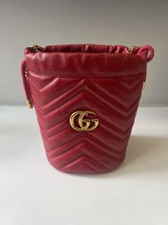Gucci GG Marmont 紅色水桶包