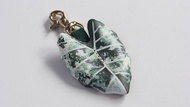 Alocasia green velvet variegated 斑葉絨葉觀音蓮 皮革黃銅掛飾