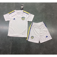 เสื้อกีฬาแขนสั้น ลายทีม Leeds United 2023-24 สีขาว สําหรับเด็ก