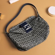 FENDI老花法棍包