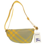 近全新 Burberry Shield Check 斜背包，Prorsum 品牌，貨號 8074884，銀色五金，尼龍材質，黃色和卡其色，郵差包/單肩包，0952 [二手]。男士