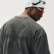 เสื้อยืดแขนสั้นพิมพ์ลายสีพื้นย้อนยุค Oakley สำหรับผู้ชาย ทรงหลวม ระบายอากาศได้ดี ทรงหลวม ทรงหลวม ทรง