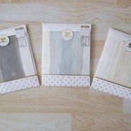 復古絲襪，品牌COURRÈGES，雙腳踝點綴品牌標誌。