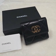 平台最便宜再打8折～ 香奈兒CHANEL19經典菱格皮穿鍊黑金拉鍊零錢包三折短夾/ 皮夾