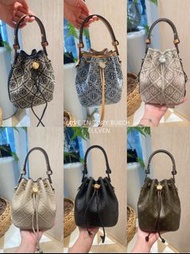 現貨推介🔥TORY BURCH｜Mini 老花水桶合集 🎀🪣
Mini 款係而家最 hit、最多人講嘅款式 📣✨ 尺寸大約係高 18cm x 闊 14cm x 厚 8.2cm 📏 雖然望落好的骰，但容