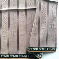 Fendi 經典緹花織物，以獎牌與絲帶圖騰為靈感，18 x 18 英吋，復古絲巾