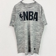 古著NBA短袖T卹，印有籃球標誌，圓領，灰色。