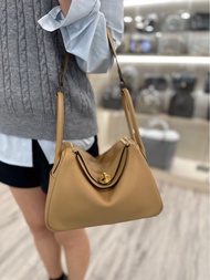 Hermes Lindy 26 Chai奶茶色 內併錦葵紫金扣 Swift B
