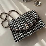 CHANEL 愛心釦千鳥格紋信封腋下包 芯片款