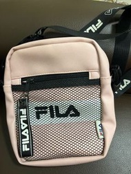 fila 粉色斜背包