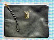 🛍全新Marc Jacobs 黑色手拿包Clutch~附帶金色拉鍊和約16cm長手帶，方便手挽。~拉鍊頭刻有Marc Jacobs字樣~設計簡潔時尚,男女合用~適合隨身帶輕便物品或小型平板電腦等尺吋：