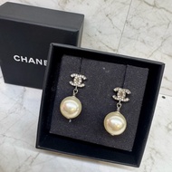 CHANEL小銀雙C水鑽珍珠垂吊耳環