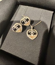 2023最新熱賣款 23B超難買爆款 專門店一出已賣斷貨 全新現貨 CHANEL 黑金CC LOGO愛心耳環 頸鏈 一套 心心 心型 earrings necklace black x gold he