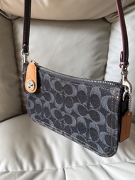 Coach 黑色牛仔布斜挎包