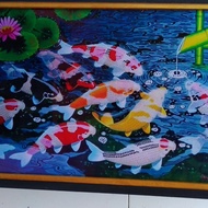 lukisan cetak ikan koi cerah plus bingkai ukuran 65×45