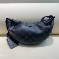 LV路易威登Hamac Bag黑老花滿印月亮包男包斜挎包 小號 芯片