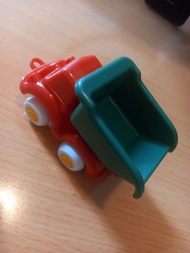 瑞典品牌 Viking Toys 的 Mini Chubbies 系列塑膠砂石車玩具。

這種玩具採用柔軟耐用的塑膠製成，適合一歲以上的嬰幼兒玩耍。

車輪設計安靜，不會刮傷地板，且整體材質可放入洗碗