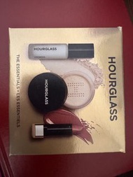Hourglass The Essentials Set 妝前乳碎粉唇膏