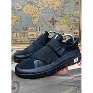 6uk slip on-triple black