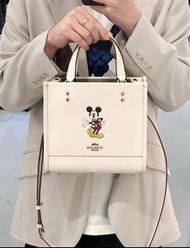 ✈️🇺🇸代購💥 🇺🇸 Black Friday 優惠 💥 ⛔️截單日：11月21日 18:00  ❤️‍🔥🇺🇸美國直送Disney X Coach Dempsey Tote 22 With Mickey Mouse