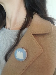 1968年英國Wedgwood陶瓷浮雕嵌銀底座胸針含原廠盒