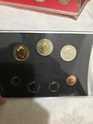 一套英女皇纪念幣，售價380