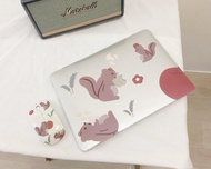 小松鼠咬一下蘋果電腦殼