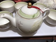 日本瓷器森英惠Hanae Mori茶具組 ,1壺5杯，精緻浮雕玫瑰蝴蝶圖騰骨瓷