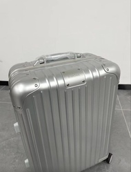 Rimowa 銀色鋁鎂合金行李箱