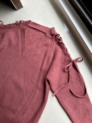 【任選3件$200】超美蝴蝶結綁帶袖設計 Ｖ領超顯瘦側開岔針織衫 顯白磚紅色