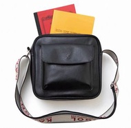 ⭐️KANGOL袋鼠牌⭐️ 日本雜誌贈品 黑色皮質郵差包 斜挎包 單肩包 情侶袋